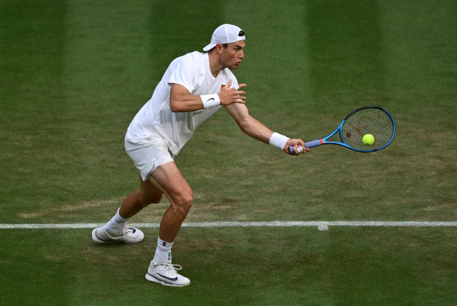 Jack Draper playing tennis at Wimbledon.