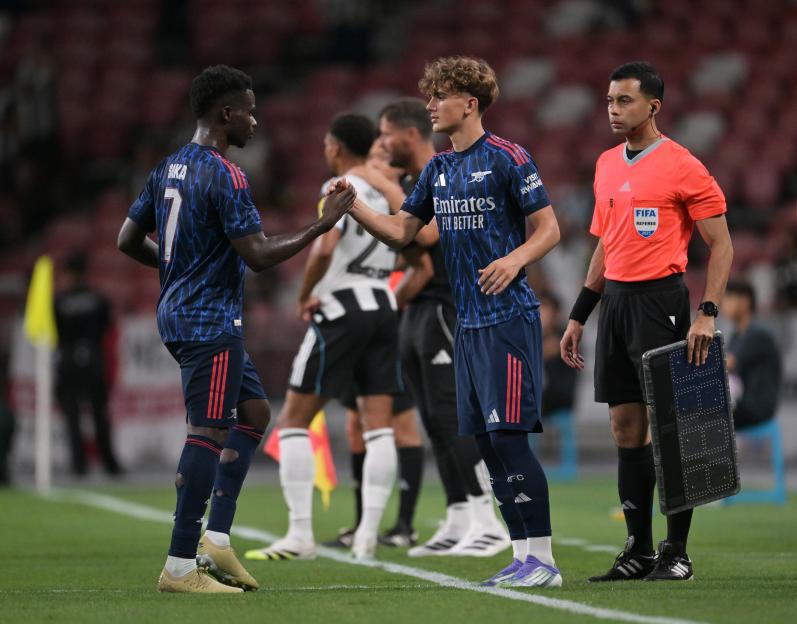 Bukayo Saka of Arsenal leaves the field after being substituted.