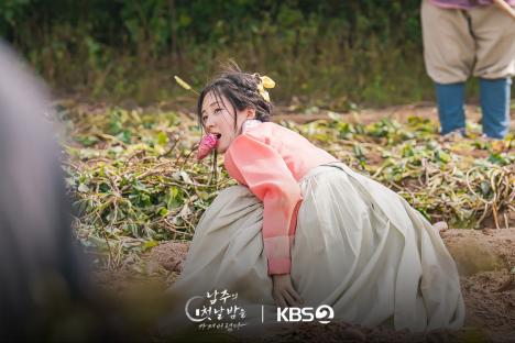 Taecyeon Is Left Speechless By Seohyun's Wild And Disheveled Appearance In “The First Night With The Duke” 6