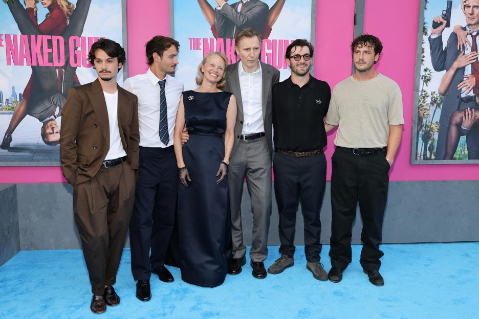 Group photo of actors at the premiere of