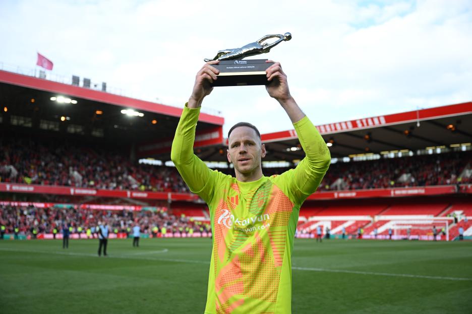 Matz Sels holding his Premier League Golden Glove award.