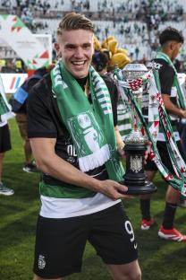 Viktor Gyokeres of Sporting CP holding the Portuguese Cup trophy.