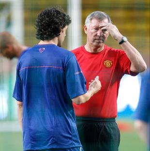 Owen Hargreaves and Alex Ferguson talking during Manchester United training.
