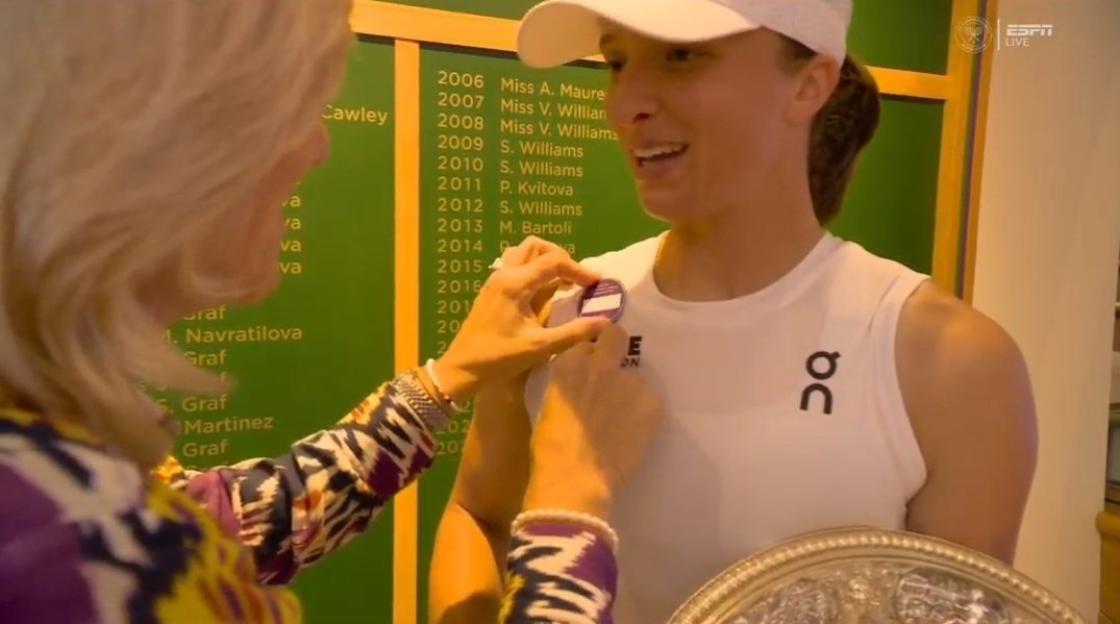 Iga Swiatek receiving an award.
