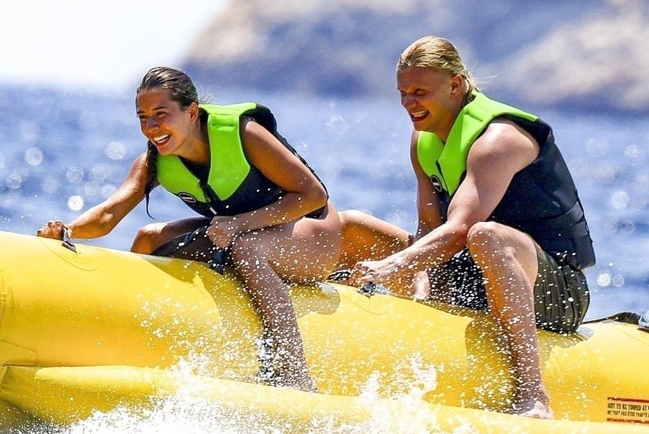 Erling Haaland and Isabel Haugseng on a banana boat.