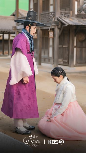 Seohyun Kneels Before Lee Tae Sun In A Desperate Plea In “The First Night With The Duke” 5