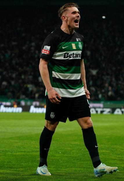 LISBON, PORTUGAL - APRIL 18: Viktor Gyokeres of Sporting CP celebrates after scoring a goal during the Liga Portugal Betclic match between Sporting CP and Moreirense FC at Estadio Jose Alvalade on April 18, 2025 in Lisbon, Portugal. (Photo by Gualter Fatia/Getty Images)