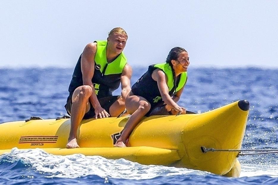 Erling Haaland and Isabel Haugseng on a banana boat.