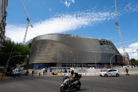 Exterior view of the Estadio Santiago Bernabéu stadium under construction.