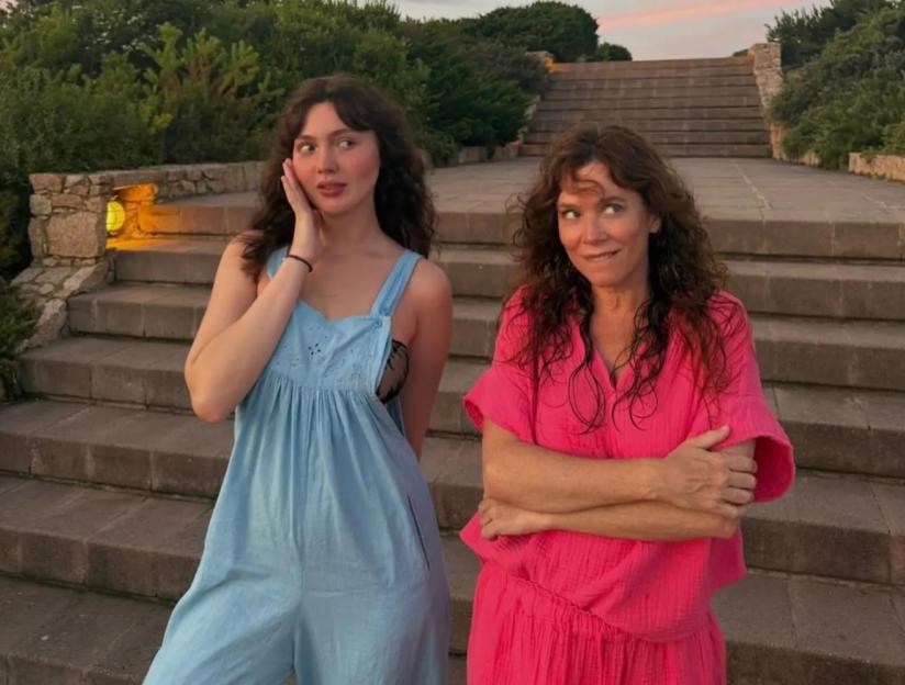 Anna Friel and her daughter Gracie Friel on a staircase.