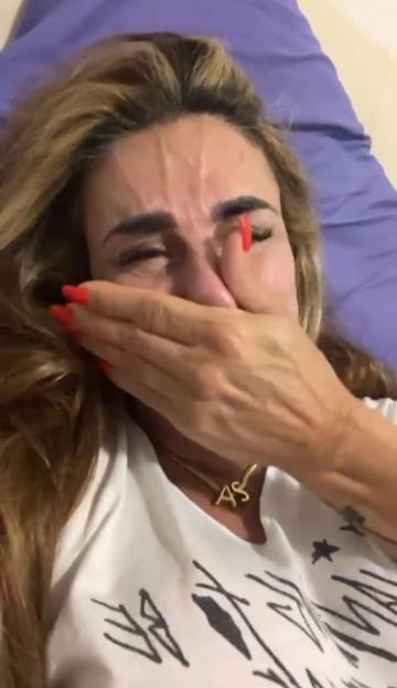 Woman crying after her AI boyfriend disappeared.