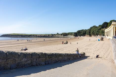 2CY5BR8 Whitmore Bay Beach and promenade, Barry Island, Barry (Y Barri), Vale of Glamorgan, Wales, United Kingdom