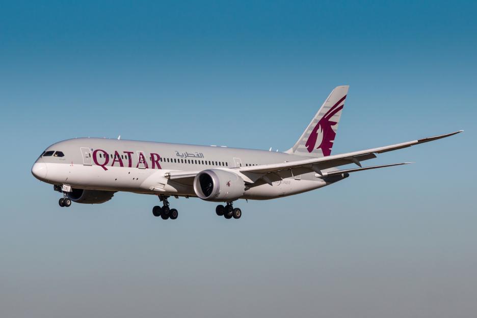 Qatar Airways Boeing 787-8 landing.
