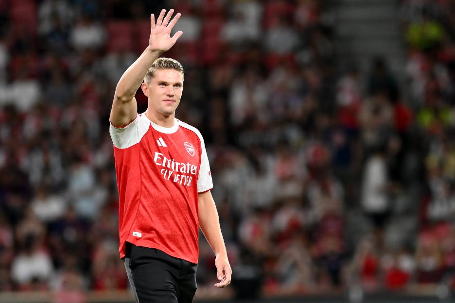 Viktor Gyokeres of Arsenal waving to the crowd.