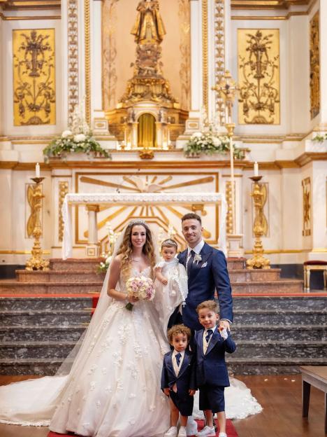Rute Cardoso and Diogo Jota with their family at their wedding.