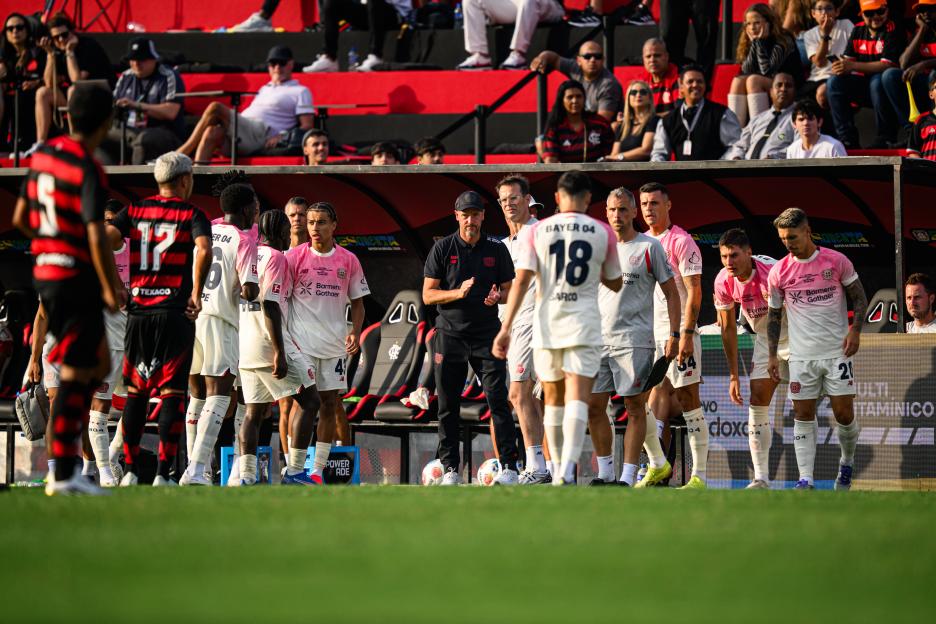 Erik ten Hag coaching a soccer team.