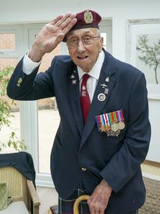 Arnhem veteran saluting.