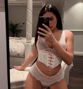 Selfie of Marnie Simpson in lingerie.