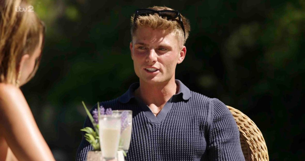 Screenshot of Toni and Ryan on a date from ITV2's Love Island.