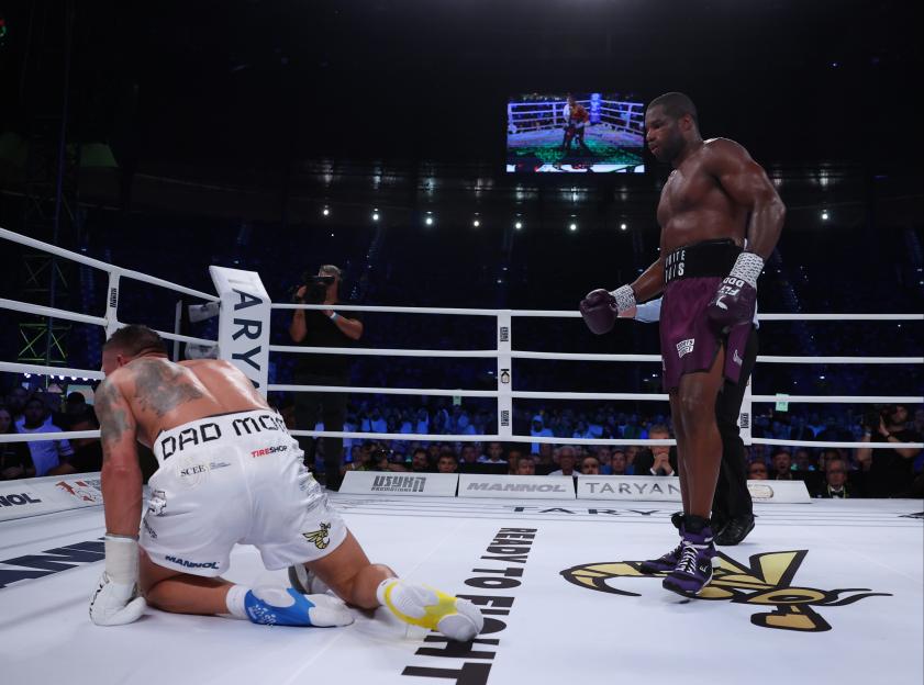 Oleksandr Usyk and Daniel Dubois boxing.