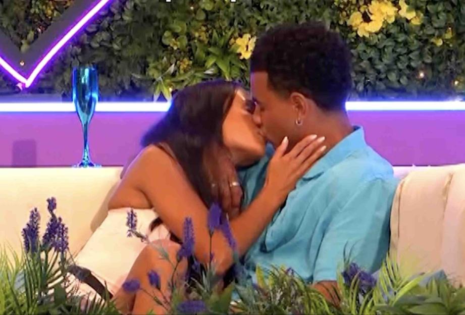 Harrison and Lauren kissing on Love Island.