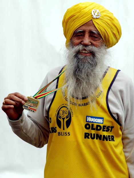 93-year-old Fauja Singh, the oldest runner in the 2004 London Marathon, shows his medal.