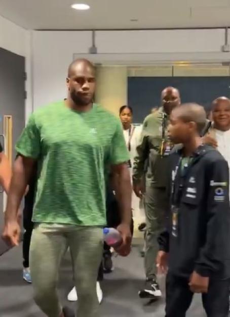 Footage of Daniel Dubois arriving late for a boxing match.