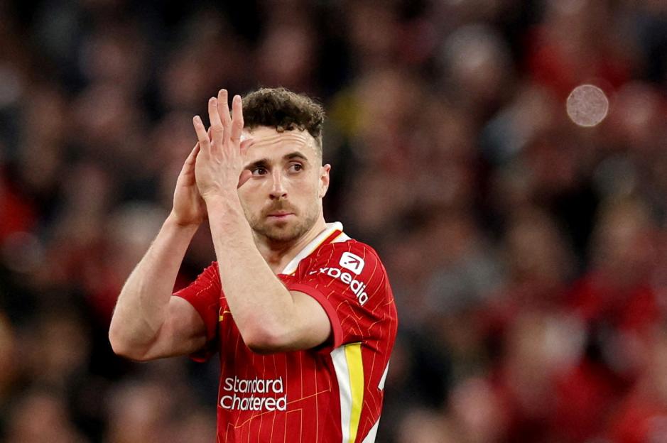 Diogo Jota applauding after being substituted.