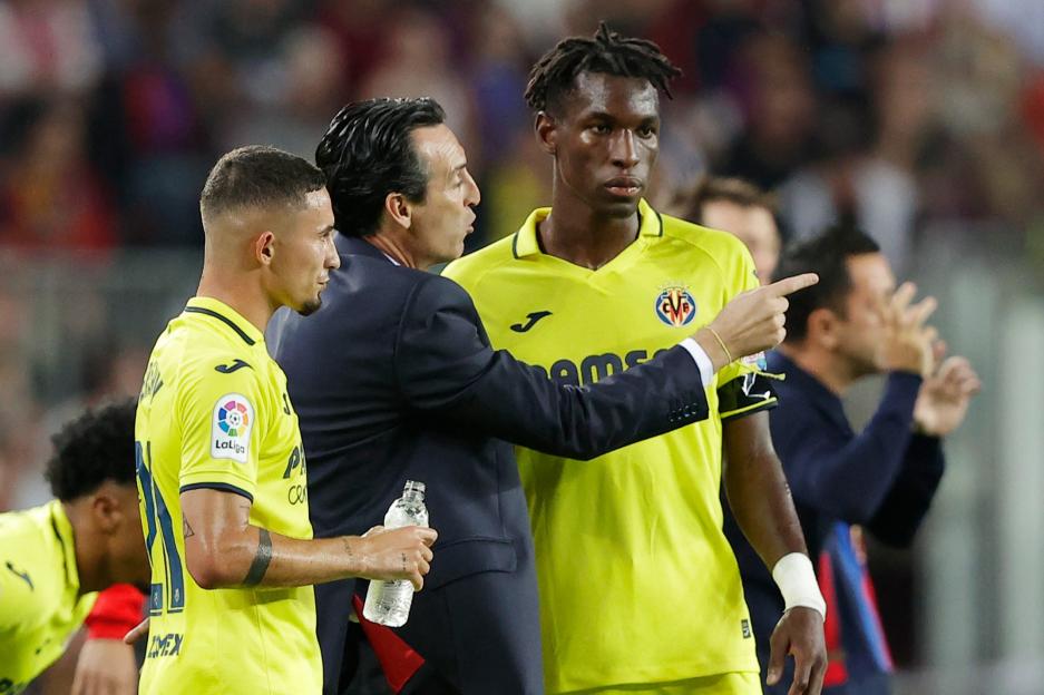 Villarreal's coach and players on the field.