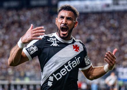 Dimitri Payet of Vasco da Gama celebrating during a soccer match.