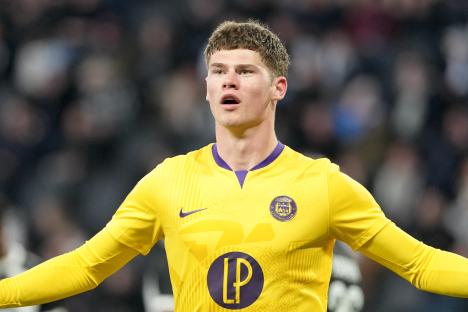 Charlie Cresswell of Toulouse FC playing in a Ligue 1 match.