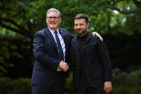 Keir Starmer and Volodymyr Zelenskiy shaking hands.