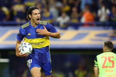 Edinson Cavani celebrating a goal during a soccer match.
