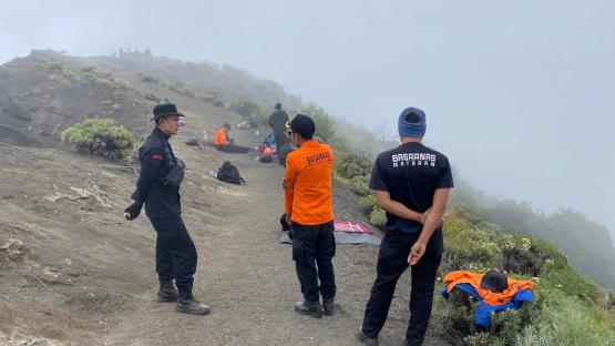 Rescue teams are battling to save a stranded Brazilian tourist who fell into a volcano in Indonesia. Juliana Marins, 26, was trekking up Mount Rinjani, the second highest volcano in the country, when she reportedly slipped and fell from the hiking trail early morning on June 21. The young woman, who works as a publicist and pole dancer, screamed as she slipped on the treacherous terrain and plunged off the edge overlooking the volcano's famous crater lake. She was said to have rolled 300 metres down the slope before coming to a stop in a rocky ravine. Juliana, from Rio de Janeiro, was spotted by passing tourists after they heard her screams for help. She was lying on the ground, alive but unable to climb back up the treacherous slopes. Officers were today, June 23, still battling to reach her and pull her to safety. PACKAGE: Video, pictures, text