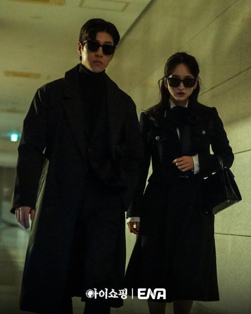 Won Jin Ah Witnesses Something Shocking After Sneaking Into Yum Jung Ah&#8217;s Research Center In &#8220;The Defects&#8221; 4