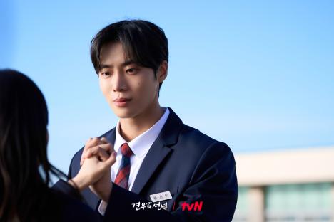 Cho Yi Hyun's Unexpected Action Shocks Both Choo Young Woo And Kim Mi Kyung In “Head Over Heels” 9