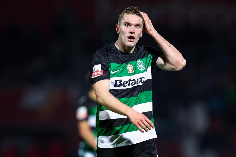 Viktor Gyokeres of Sporting Clube de Portugal looking dejected during a soccer match.