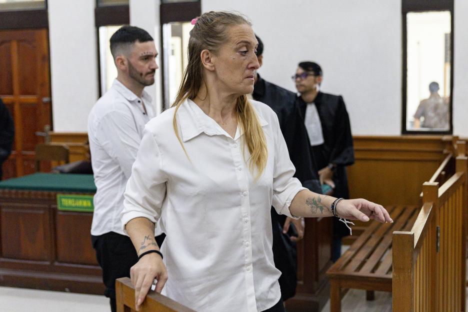 Two British drug smuggling suspects in a Bali courtroom.