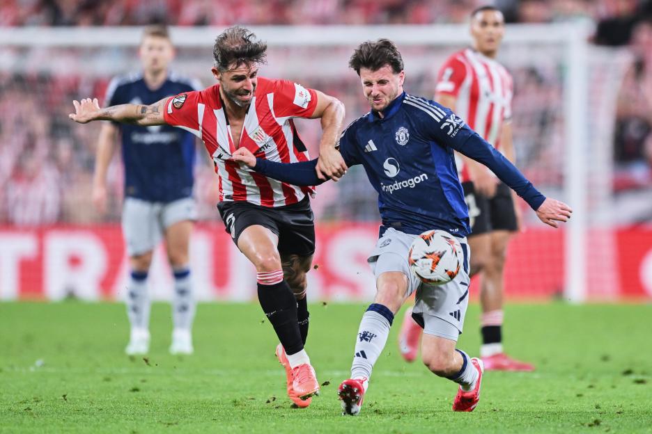 Mason Mount of Manchester United competing for the ball during a soccer match.