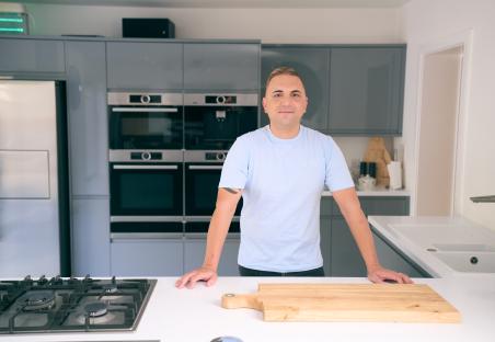 Portrait of Jessie Jeff in his kitchen.