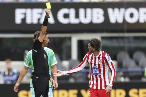 Referee showing Rodrigo De Paul a yellow card.