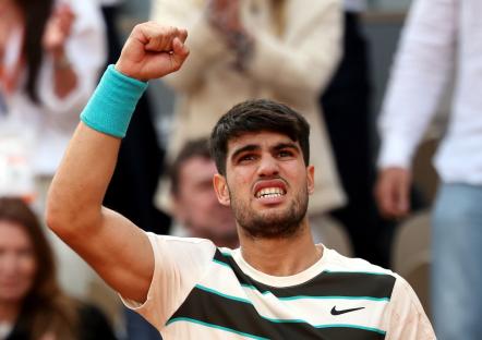 epa12164390 Carlos Alcaraz of Spain reacts during his Men's final match against Jannik Sinner of Italy at the French Open Grand Slam tennis tournament at Roland Garros in Paris, France, 08 June 2025. EPA/MOHAMMED BADRA