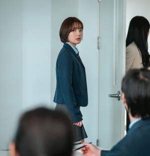 Lee Eun Saem And Kim Ye Rim (Yeri) Exchange Cold Stares In &#8220;BITCH X RICH 2&#8221; 6