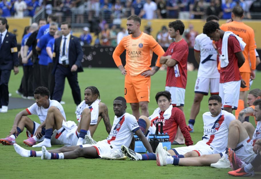 Soccer Football - FIFA Club World Cup - Final - Chelsea v Paris St Germain - MetLife Stadium, East Rutherford, New Jersey, U.S. - July 13, 2025 Paris St Germain's Ousmane Dembele, Senny Mayulu, Bradley Barcola, Lee Kang-in and Achraf Hakimi look dejected after the match IMAGN IMAGES via Reuters/Mark Smith