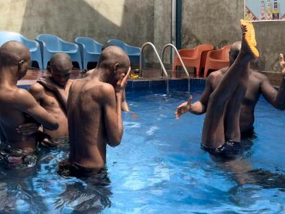 Emeka Chuks-Nnadi Quit His Job in Barcelona to Teach Kids with Disabilities to Swim 3