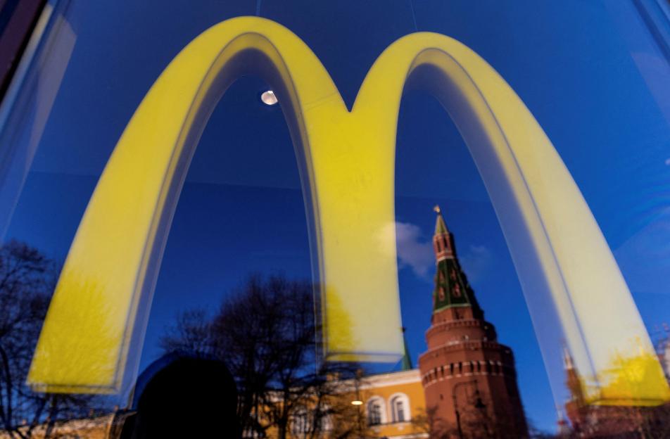 a mcdonald 's logo is reflected in a window