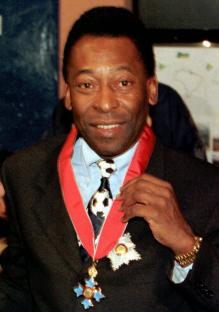 PelÃ© displaying his KBE medal.