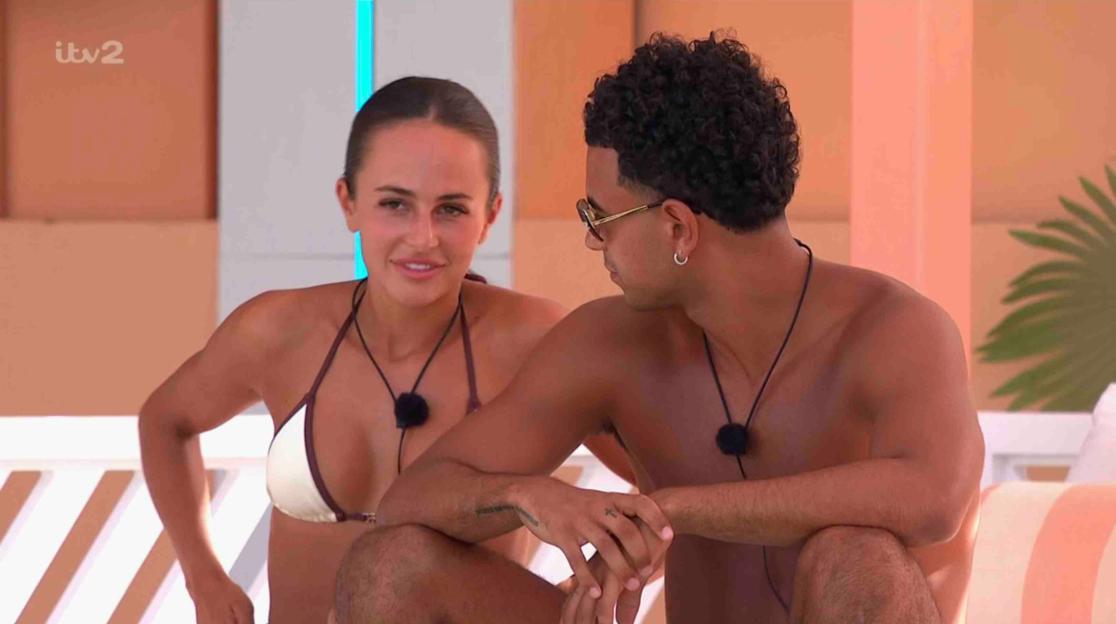 Screenshot of Lauren and Harrison from Love Island.
