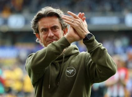 FILE PHOTO: Soccer Football - Premier League - Wolverhampton Wanderers v Brentford - Molineux Stadium, Wolverhampton, Britain - May 25, 2025 Brentford manager Thomas Frank applauds fans after the match REUTERS/Isabel Infantes EDITORIAL USE ONLY. NO USE WITH UNAUTHORIZED AUDIO, VIDEO, DATA, FIXTURE LISTS, CLUB/LEAGUE LOGOS OR 'LIVE' SERVICES. ONLINE IN-MATCH USE LIMITED TO 120 IMAGES, NO VIDEO EMULATION. NO USE IN BETTING, GAMES OR SINGLE CLUB/LEAGUE/PLAYER PUBLICATIONS. PLEASE CONTACT YOUR ACCOUNT REPRESENTATIVE FOR FURTHER DETAILS../File Photo