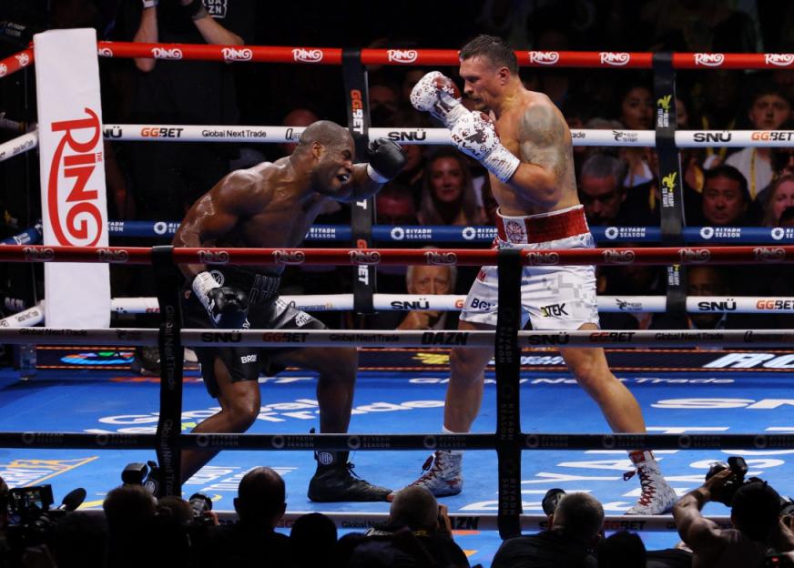 Boxing - Oleksandr Usyk v Daniel Dubois - Undisputed World Heavyweight Title - BoxPark Wembley, London, Britain - July 19, 2025 Oleksandr Usyk knocks down Daniel Dubois and wins the fight Action Images via Reuters/Andrew Boyers